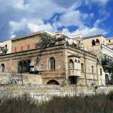 Dello stesso complesso fa poi parte un ulteriore edificio: nonostante il pessimo stato in cui versa mostra lo stesso stampo architettonico con merli e finestre ad arco